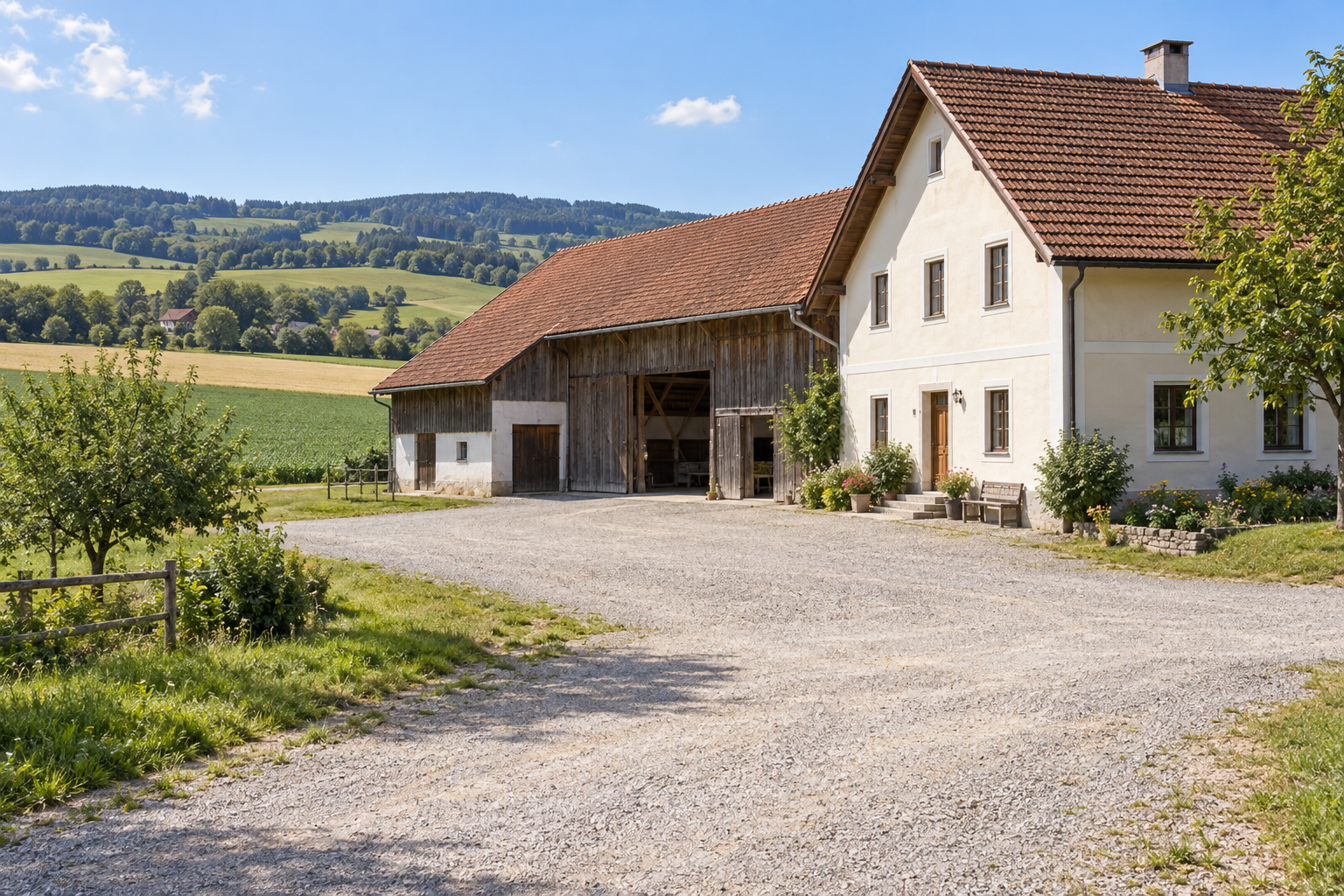 Hofstelle mit Wohnhaus, Scheune und befestigtem Vorplatz